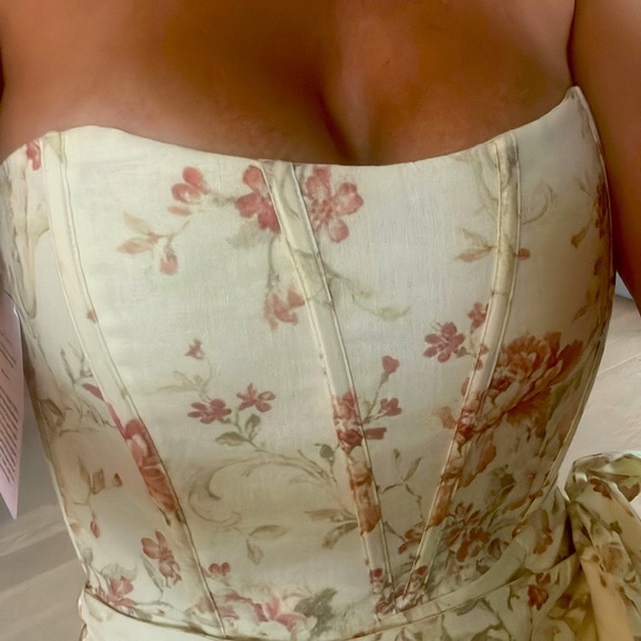 Gorgeous Victorian classy corset style mini - Picture 2 of 12